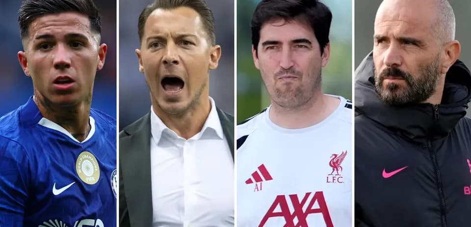Cuatro personas, un jugador y tres entrenadores de fútbol