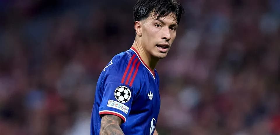 Jugador con camiseta azul en partido de fútbol
