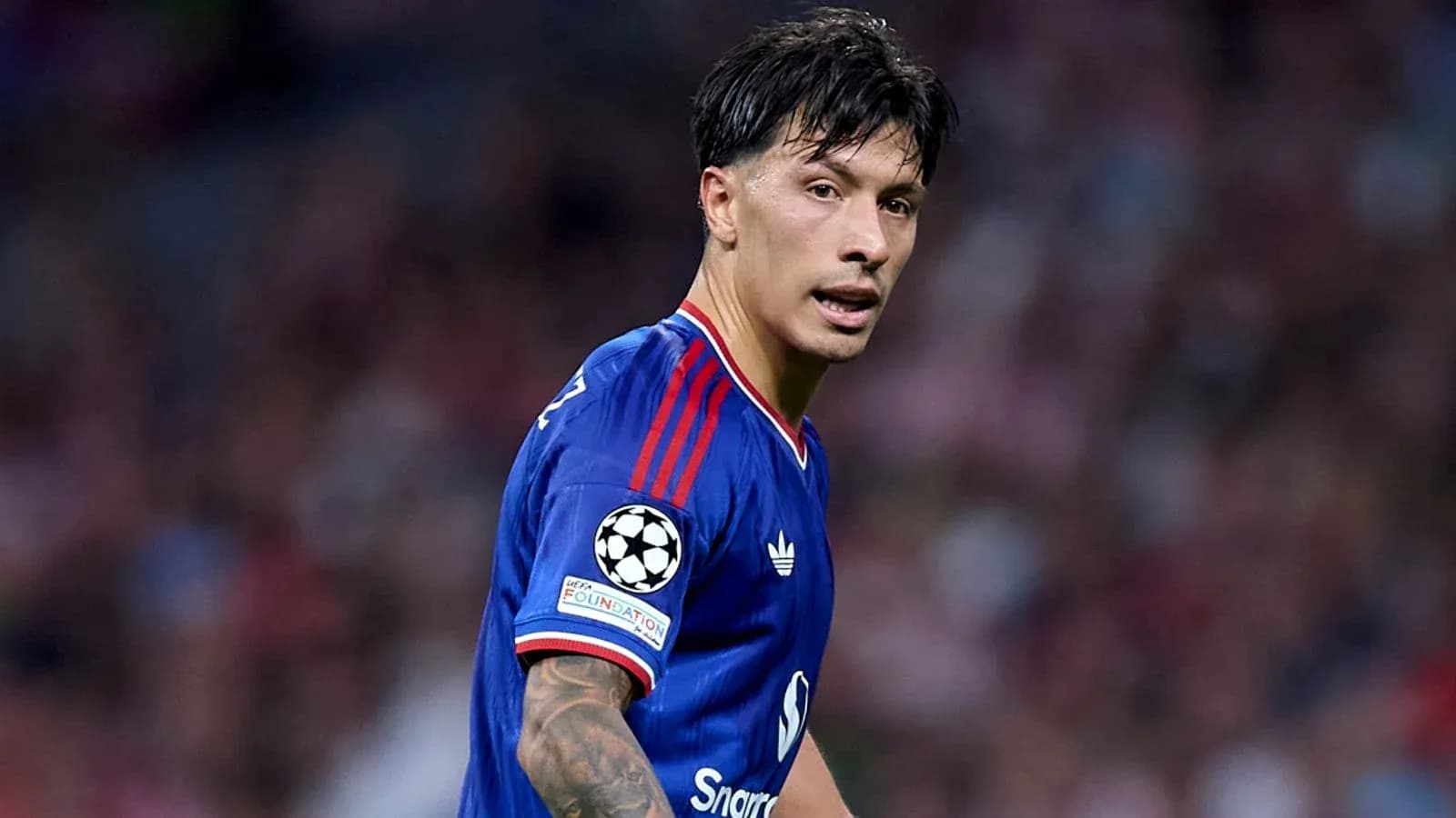 Jugador con camiseta azul en partido de fútbol