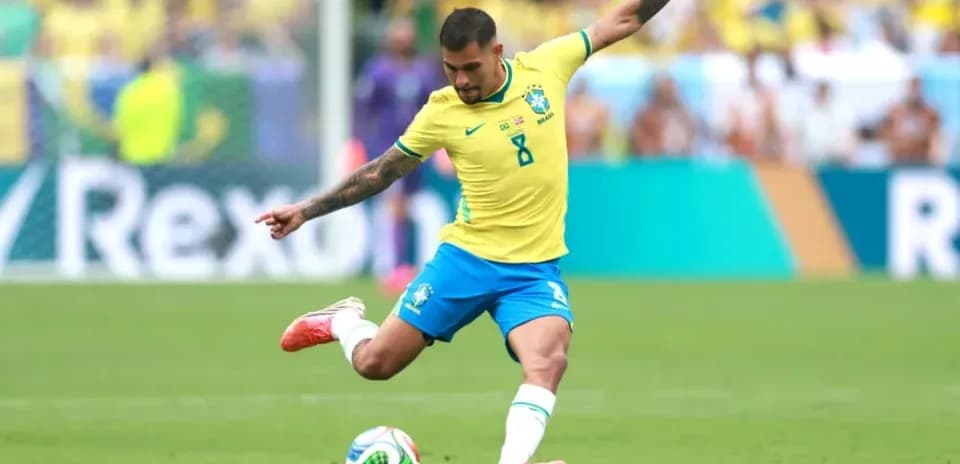 Jugador de Brasil golpeando el balón durante partido