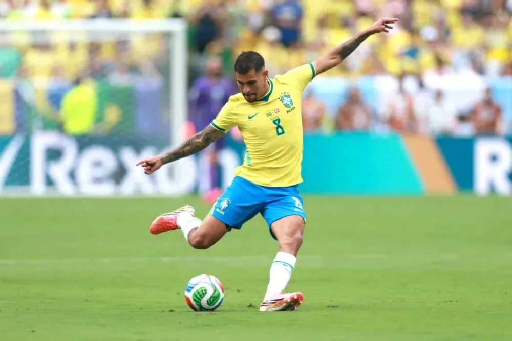 Jugador de Brasil golpeando el balón durante partido