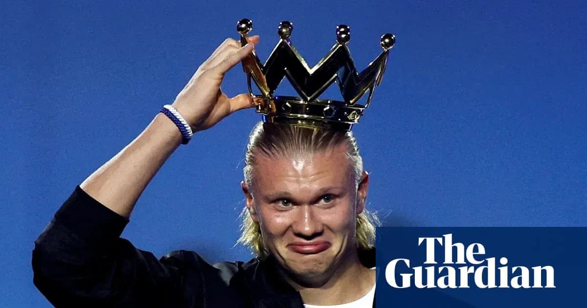 Jugador levantando una corona en ceremonia de premiación