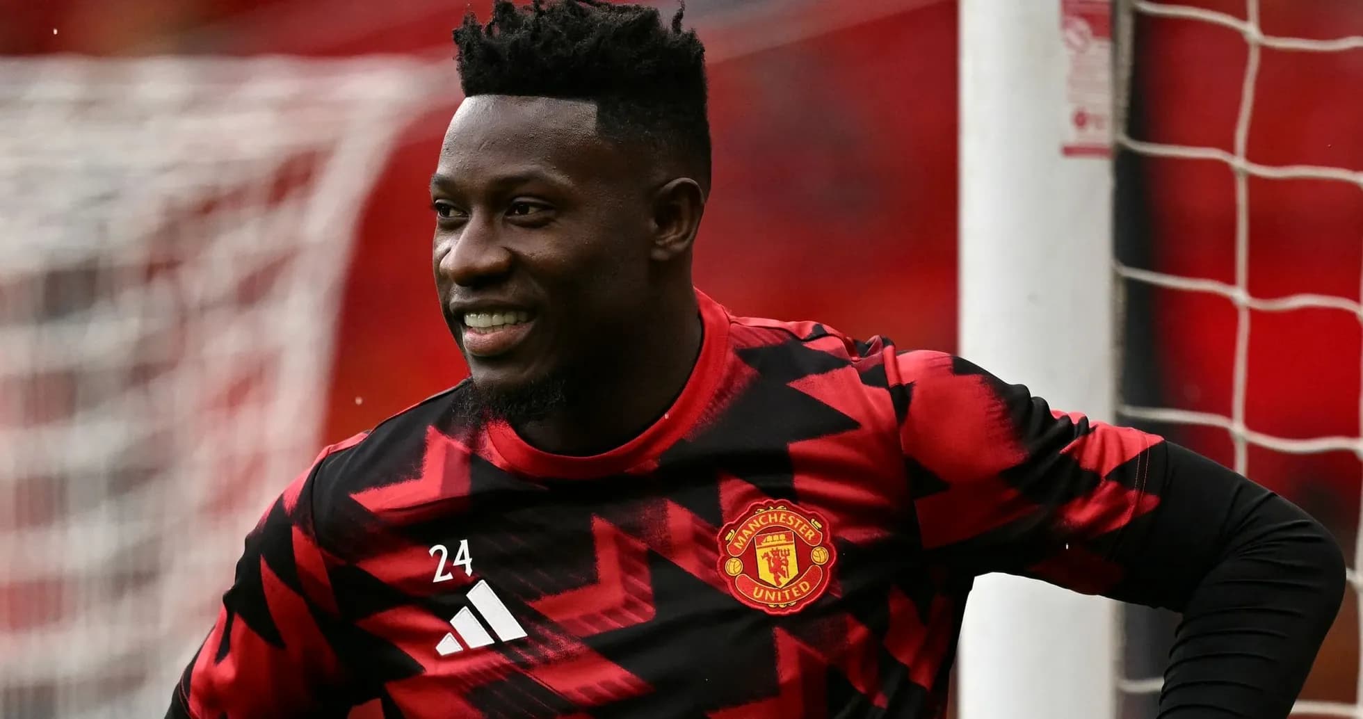 Portero de Manchester United sonriendo en el campo
