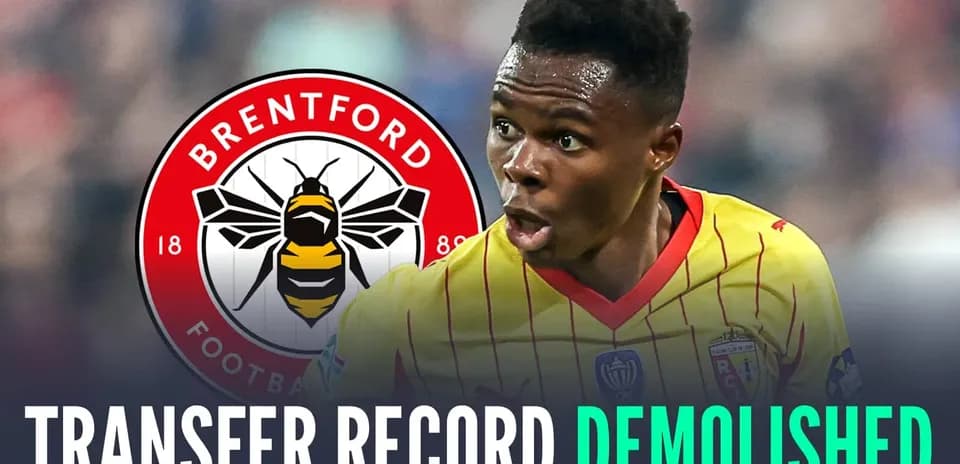 Jugador reaccionando con camiseta de RC Lens y logo de Brentford
