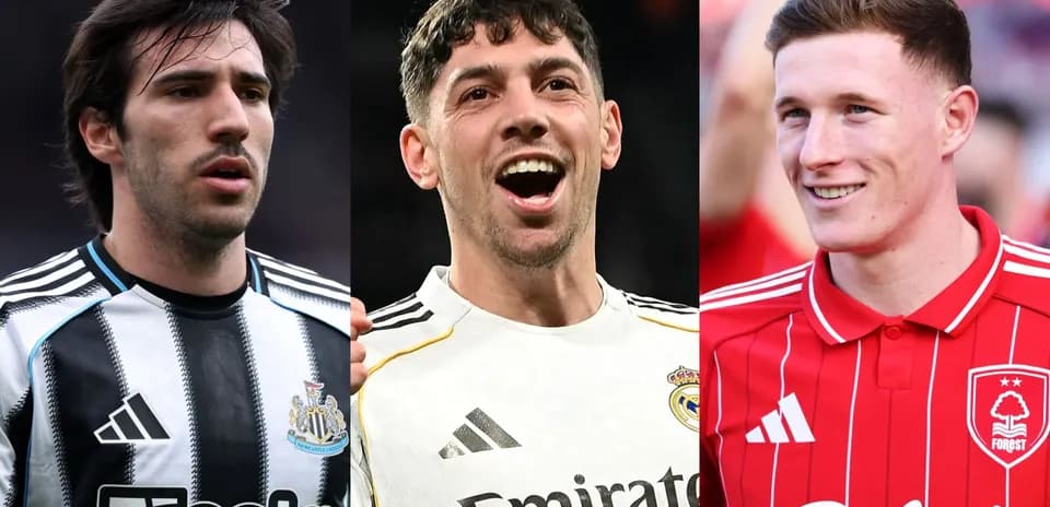 Tres jugadores de fútbol en sus camisetas de clubes