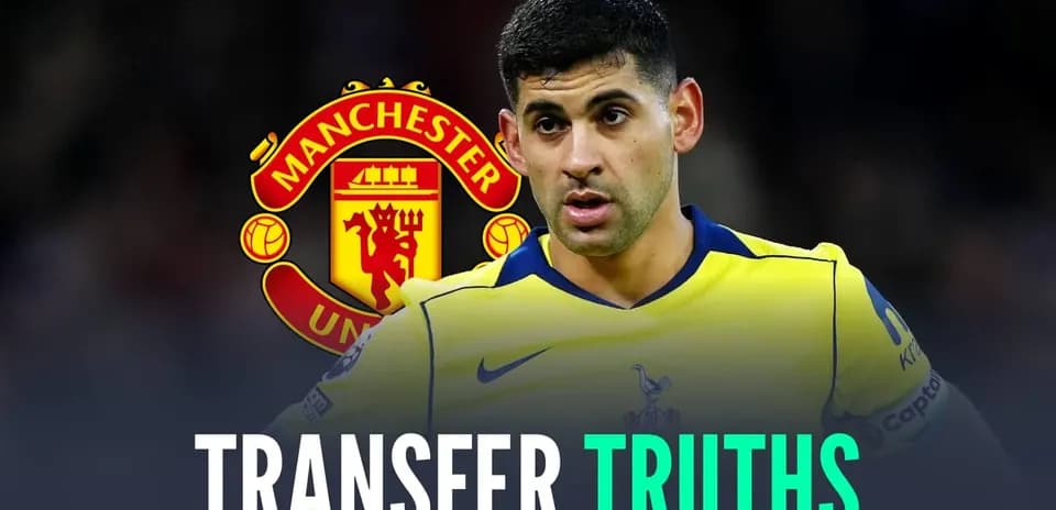 Jugador con camiseta amarilla frente al escudo de Manchester United