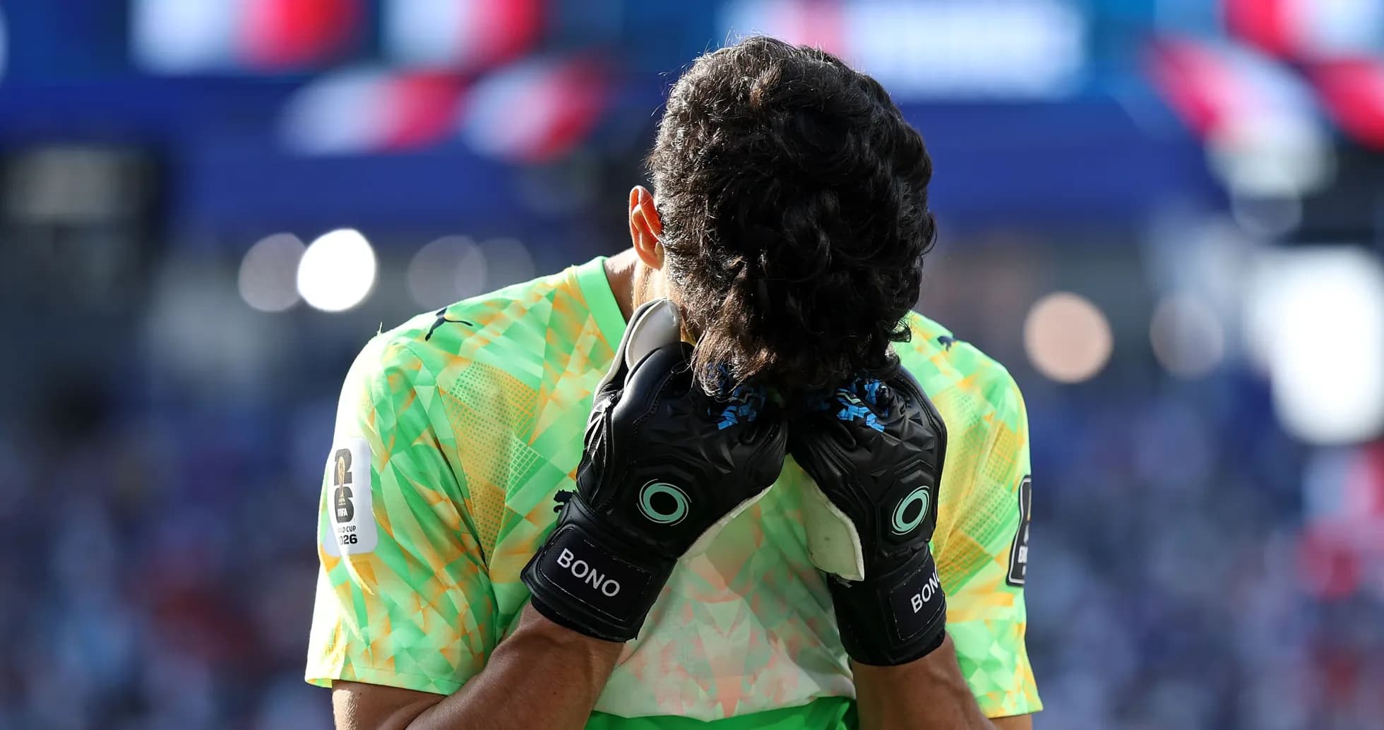 Portero con guantes cubriendo su rostro