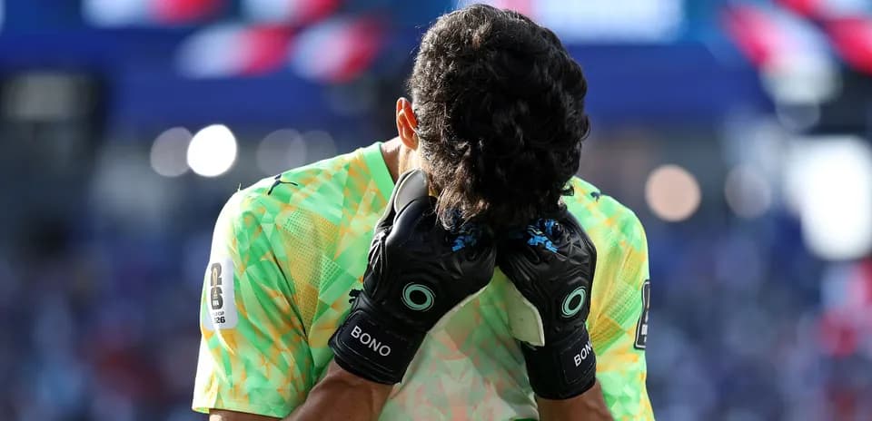 Portero con guantes cubriendo su rostro