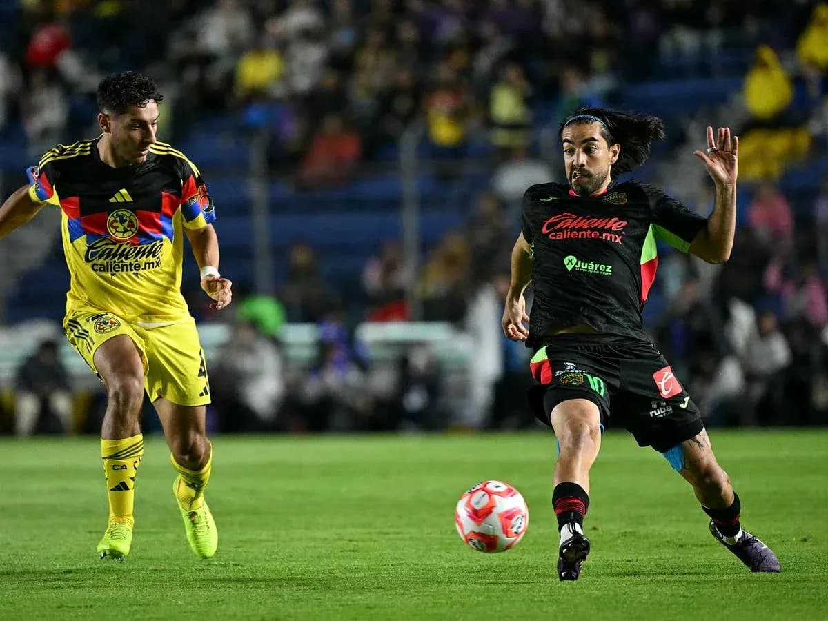 Jugadores de FC Juárez y Club América en acción