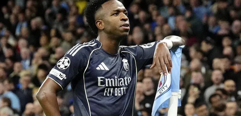 Jugador de Real Madrid junto al córner en partido