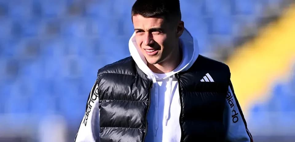 Jugador en el campo con chaqueta acolchada