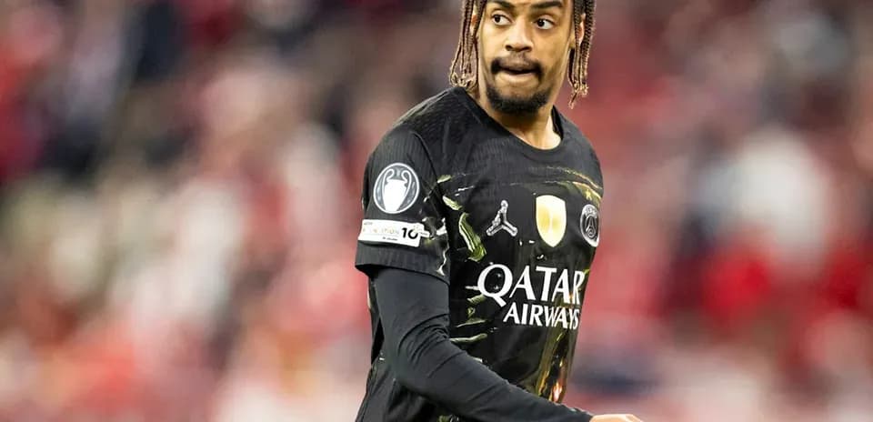 Jugador de fútbol en camiseta de PSG en acción