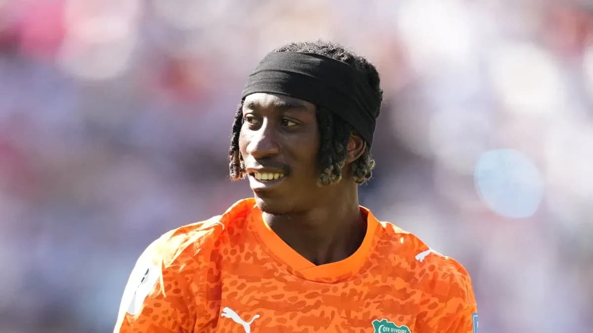 Portero de fútbol con camiseta naranja en el campo