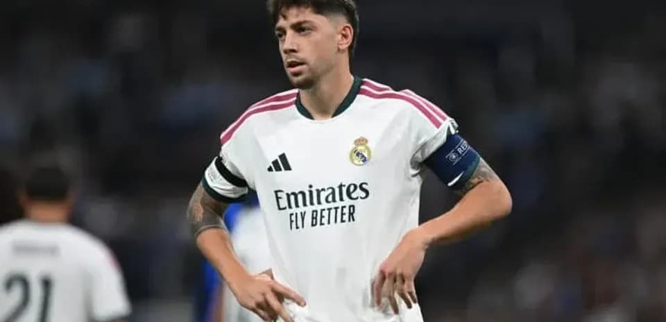 Jugador de Real Madrid con camiseta blanca en el campo