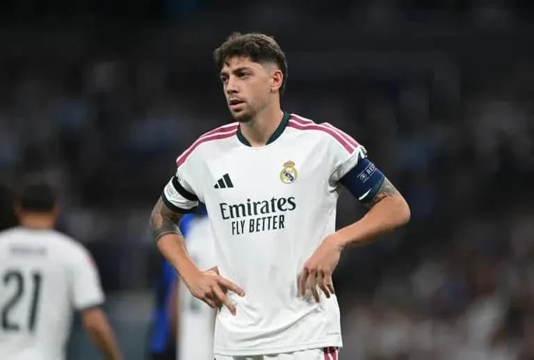Jugador de Real Madrid con camiseta blanca en el campo