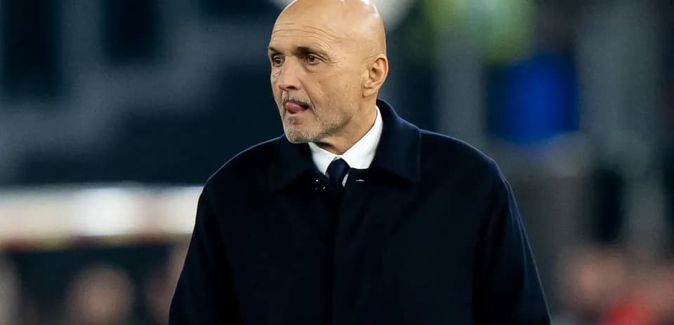Entrenador observando el partido desde la banda