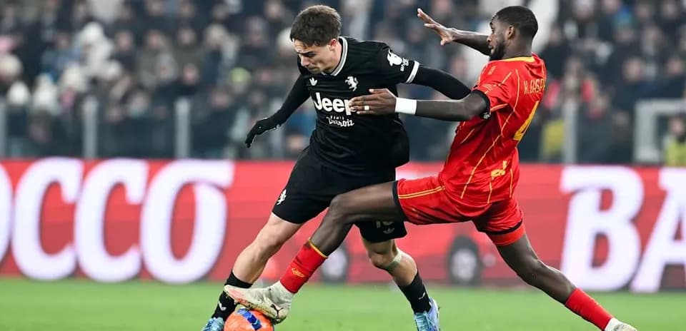Jugador de Lecce interceptando a jugador de Juventus
