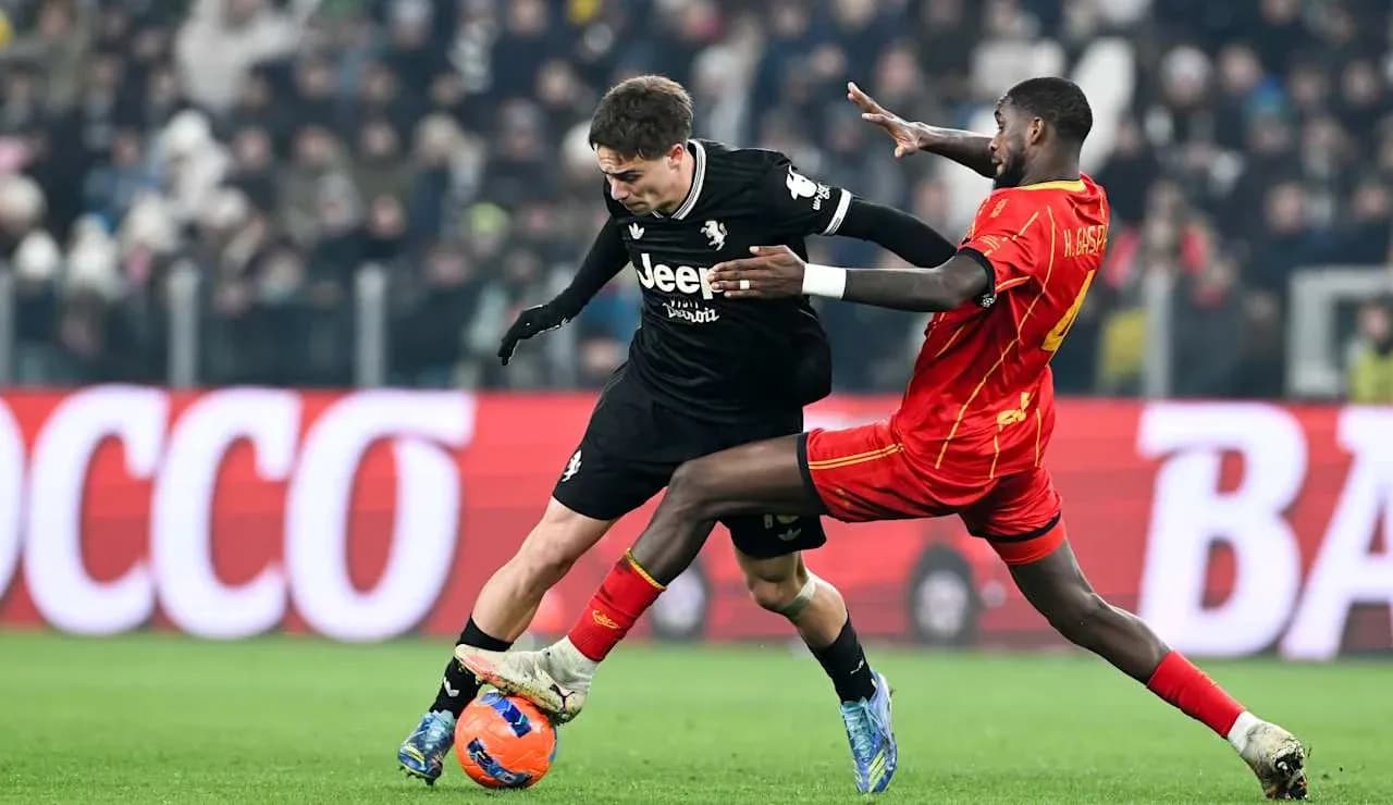 Jugador de Lecce interceptando a jugador de Juventus