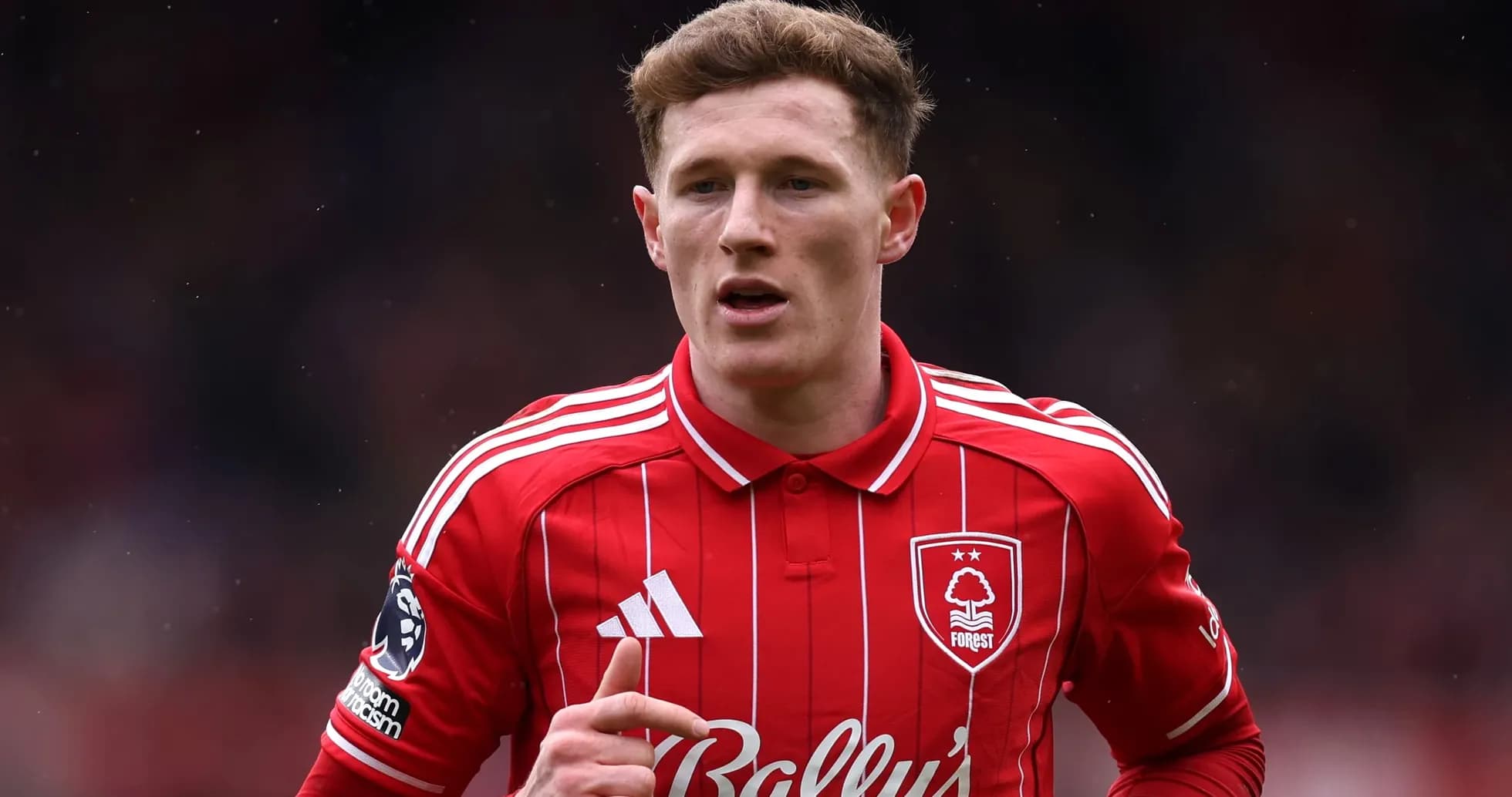 Jugador de Nottingham Forest en uniforme rojo