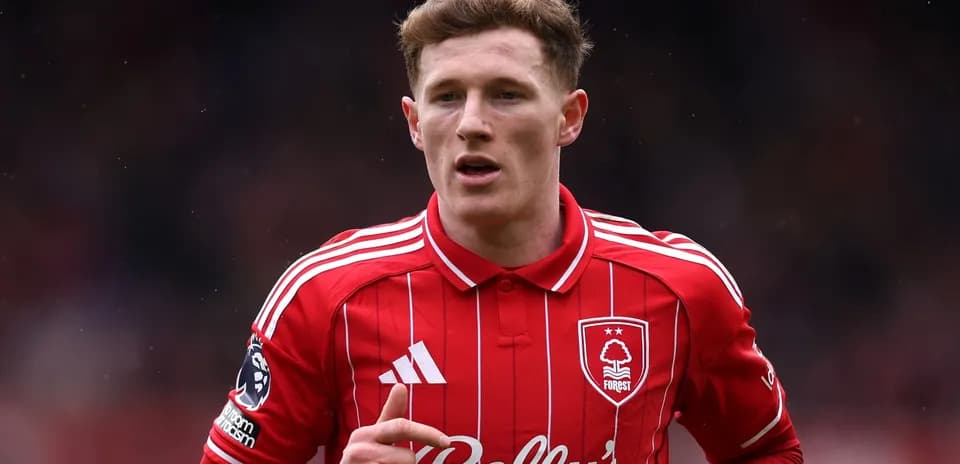 Jugador de Nottingham Forest en uniforme rojo