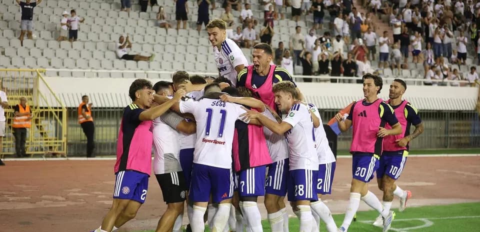 Jugadores celebrando un gol en el estadio