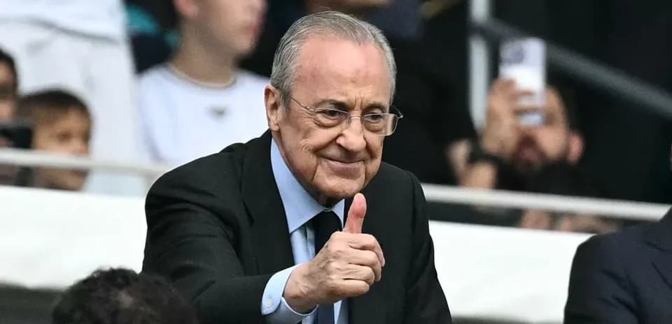 Hombre sonriendo y haciendo pulgar arriba en estadio