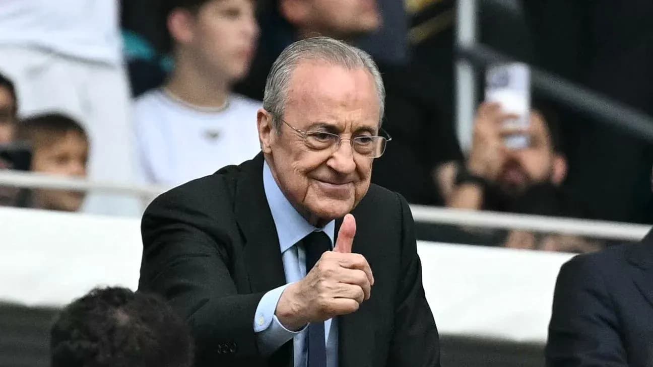 Hombre sonriendo y haciendo pulgar arriba en estadio