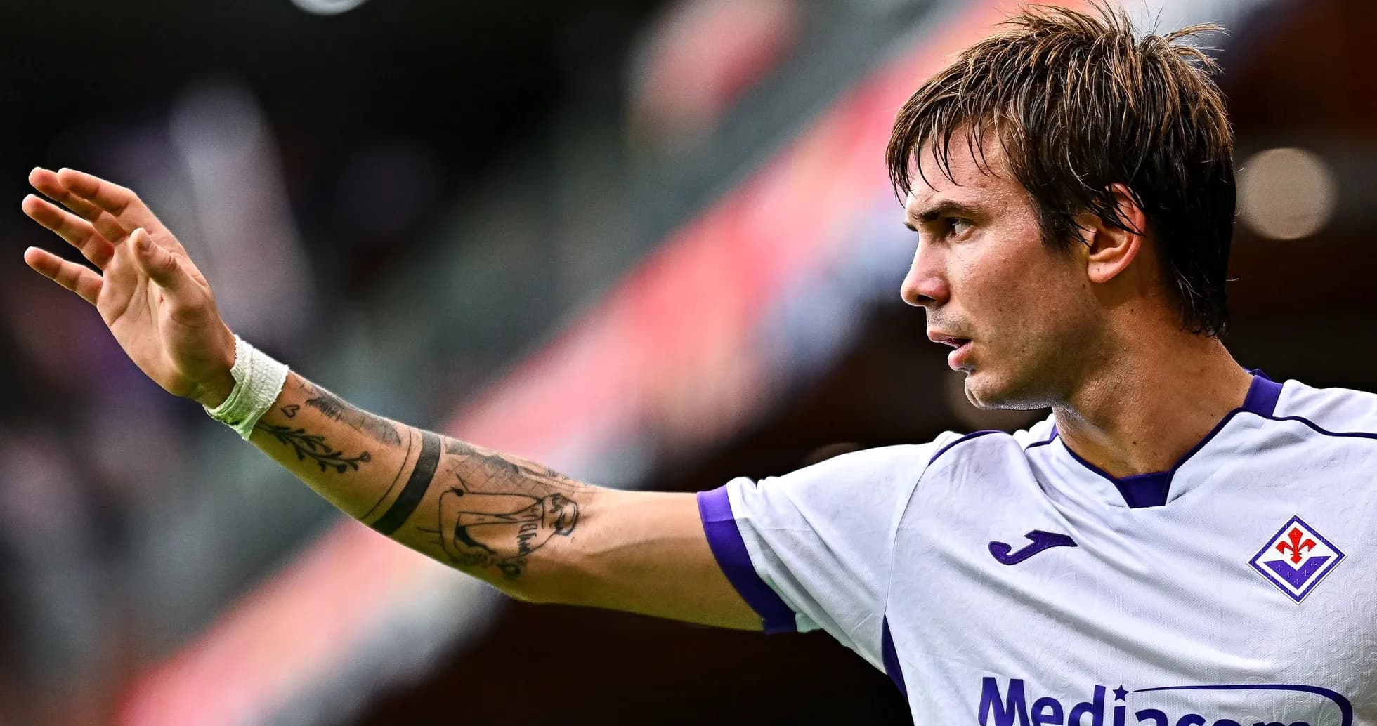Jugador de la Fiorentina señalando durante el partido