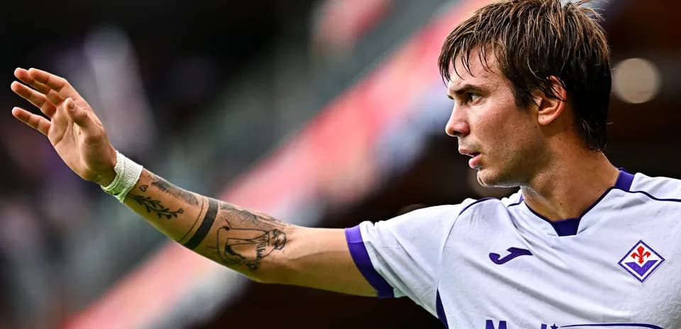 Jugador de la Fiorentina señalando durante el partido