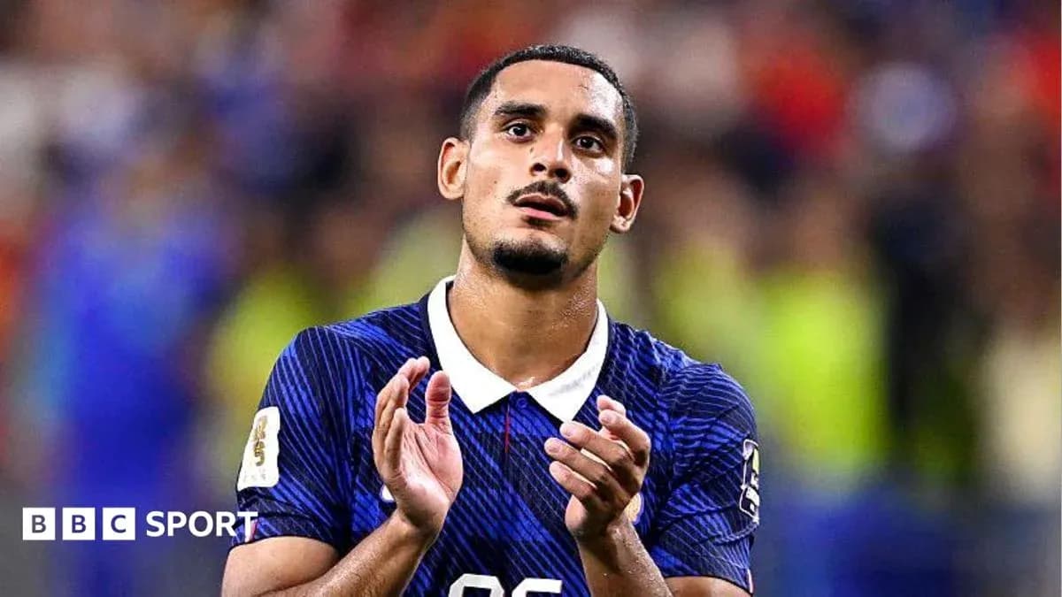 Jugador aplaudiendo en el campo durante el partido