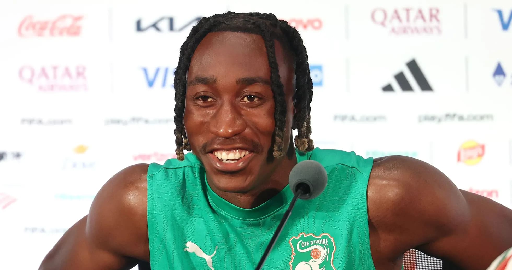 Jugador de Costa de Marfil en conferencia de prensa