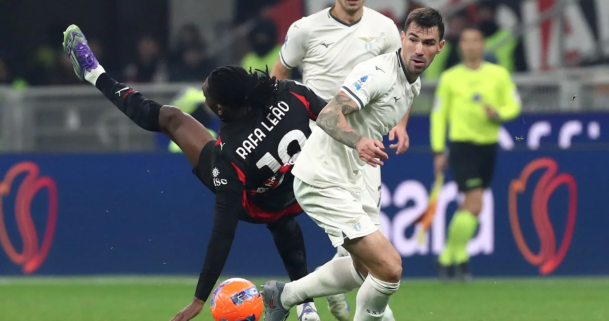 Rafael Leão y defensa de Lazio en acción