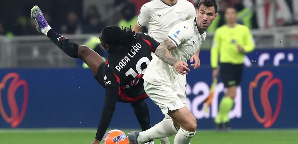 Rafael Leão y defensa de Lazio en acción