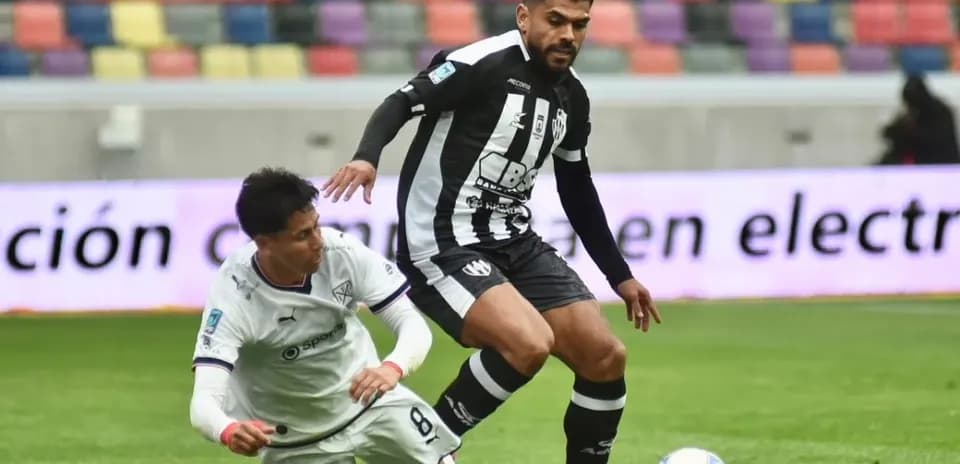 Jugadores en acción durante el partido de fútbol