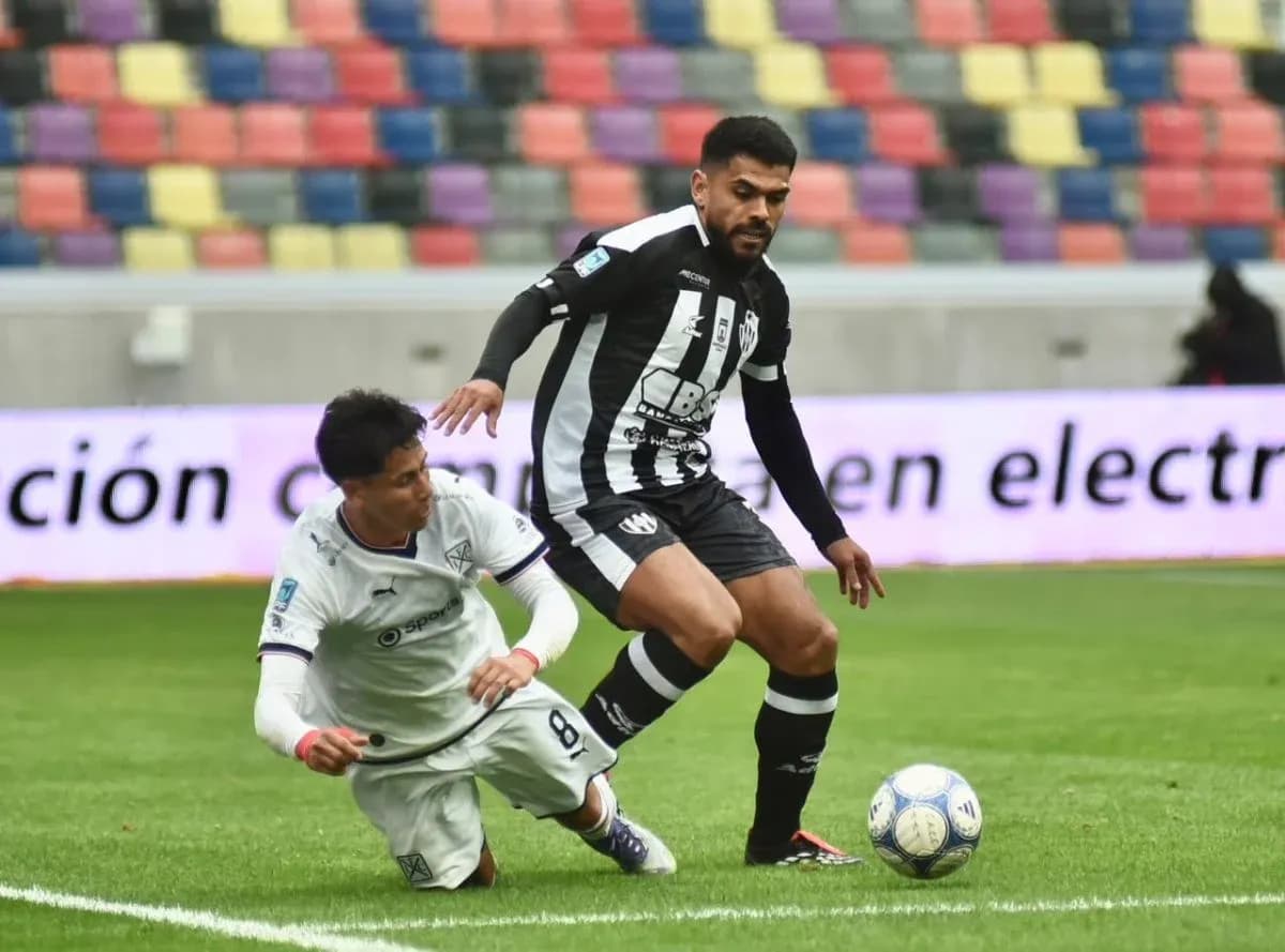 Jugadores en acción durante el partido de fútbol