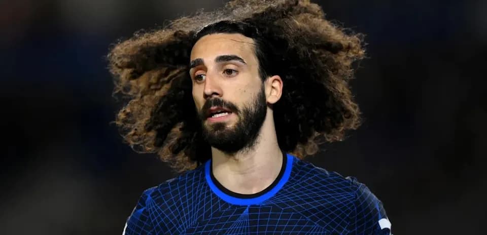 Jugador de Chelsea con cabello rizado en el campo