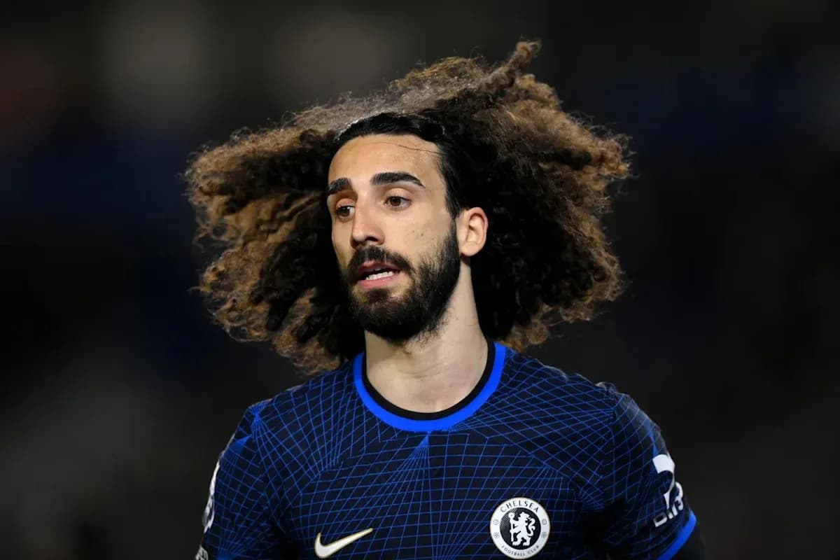 Jugador de Chelsea con cabello rizado en el campo