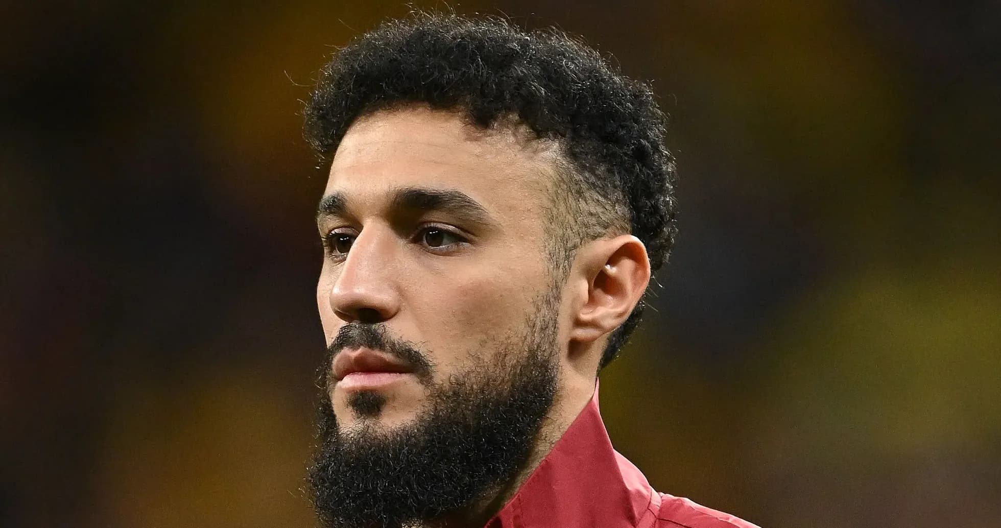 Jugador con barba en uniforme de entrenamiento