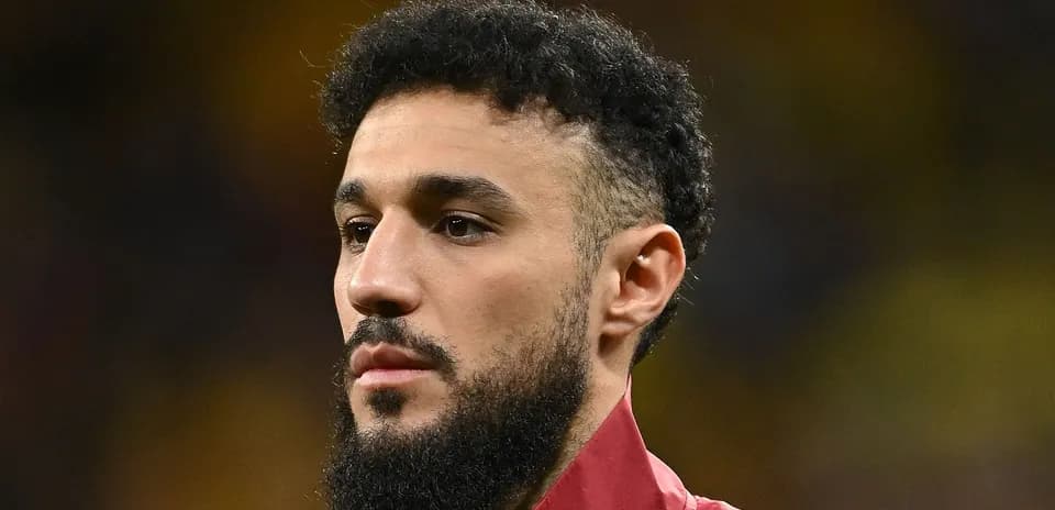 Jugador con barba en uniforme de entrenamiento