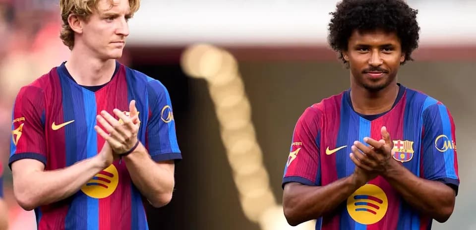 Jugadores del FC Barcelona aplaudiendo en el campo