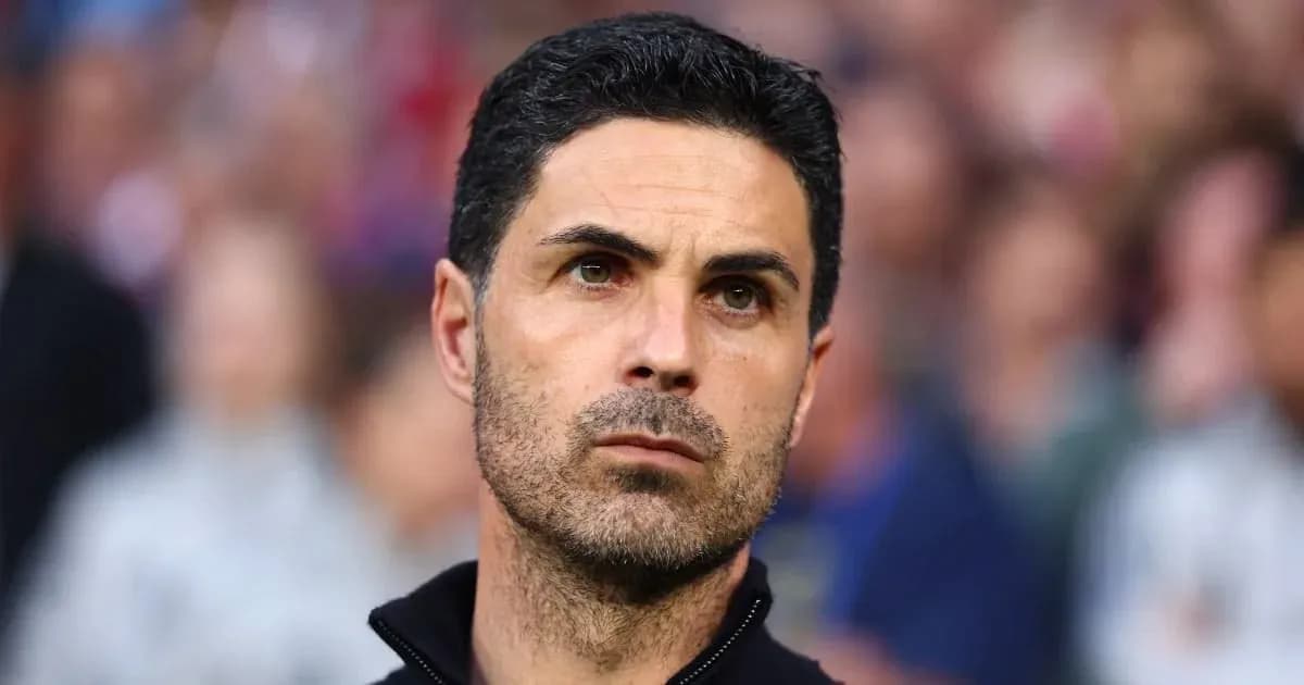 Entrenador observando durante un partido de fútbol
