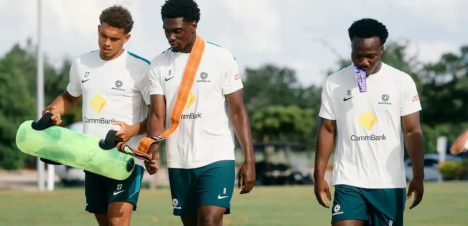 Tres jugadores de fútbol caminando en sesión de entrenamiento