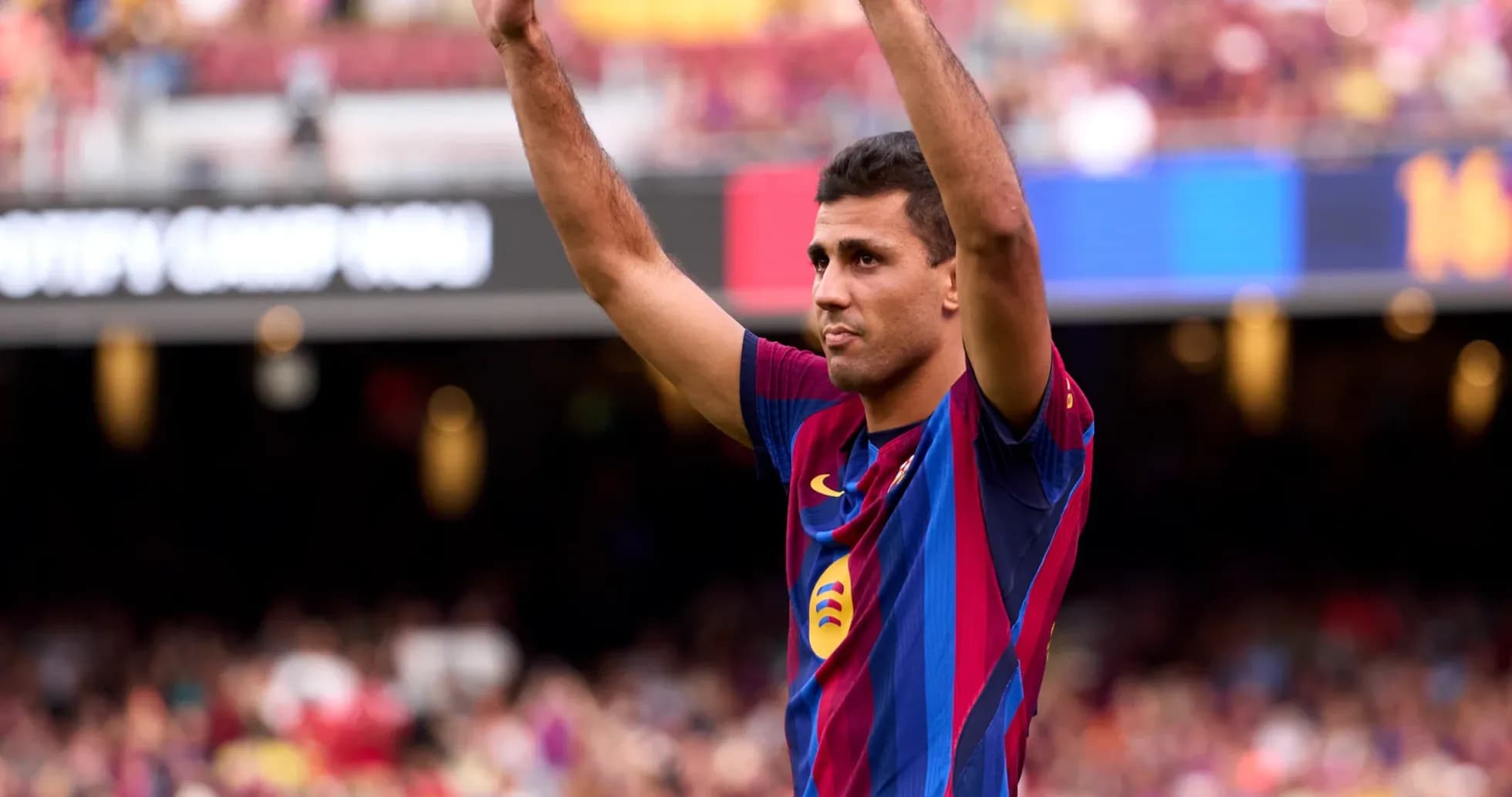 Jugador de FC Barcelona saludando al público en el Camp Nou