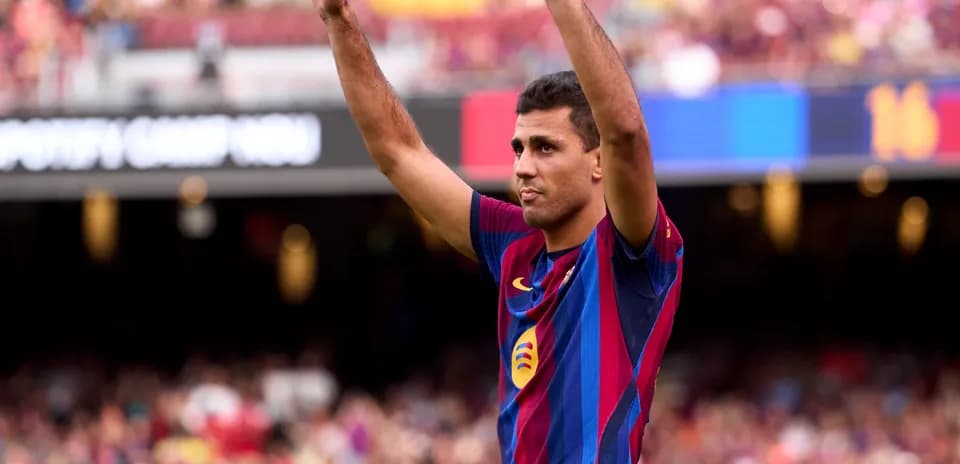 Jugador de FC Barcelona saludando al público en el Camp Nou
