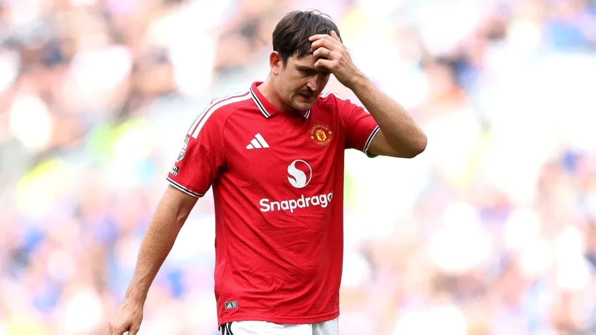 Jugador de Manchester United caminando cabizbajo en el campo