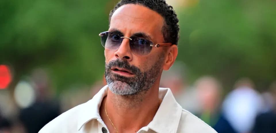 Hombre con gafas de sol caminando al aire libre