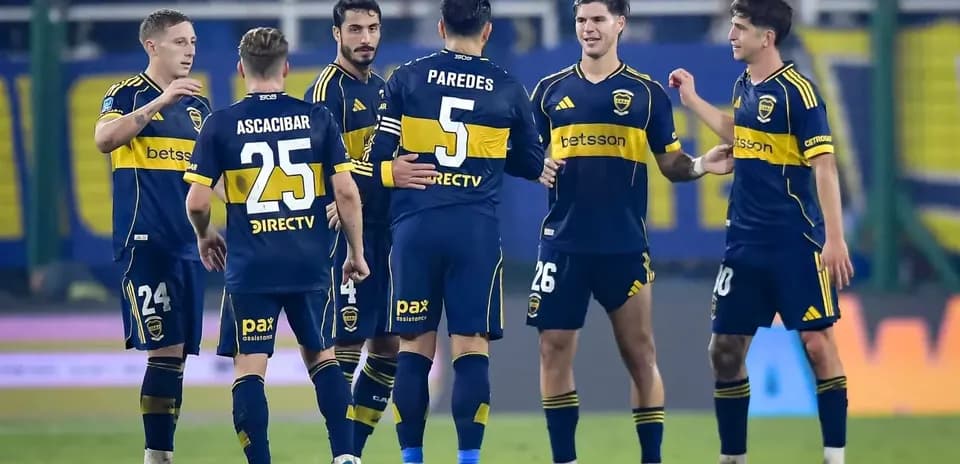 Jugadores de Boca Juniors celebrando en el campo