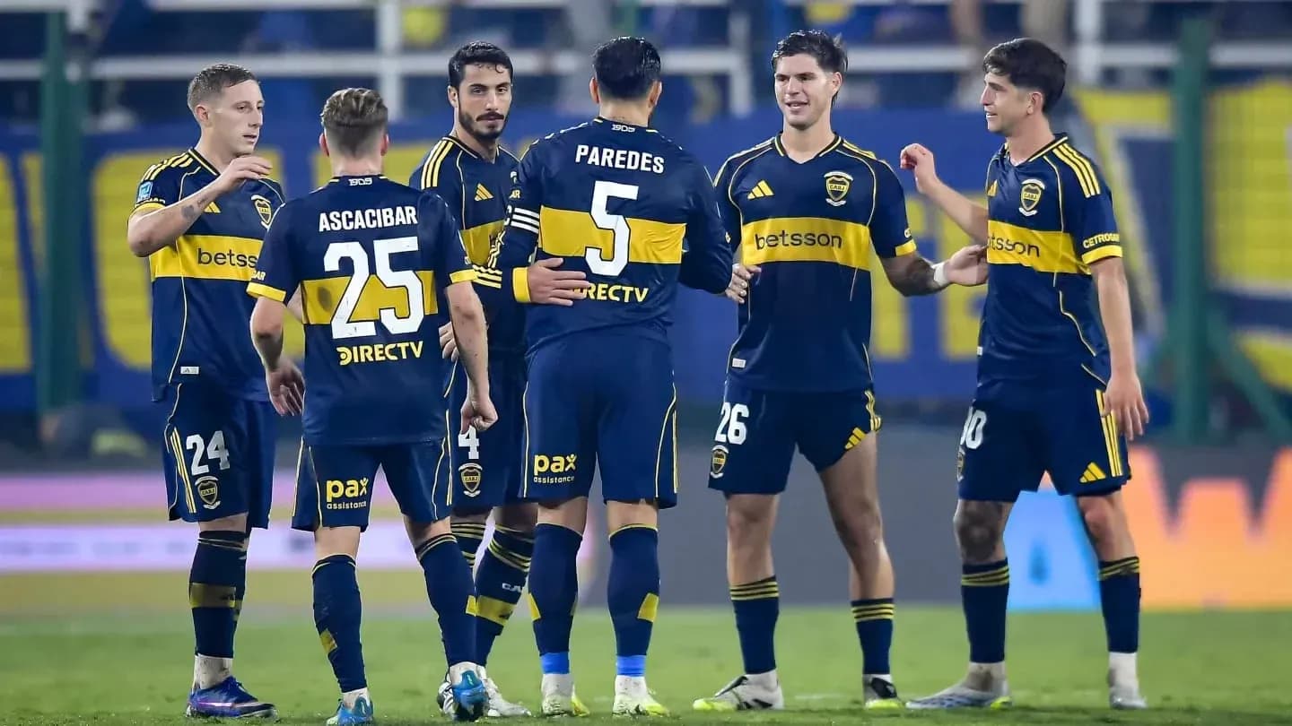 Jugadores de Boca Juniors celebrando en el campo