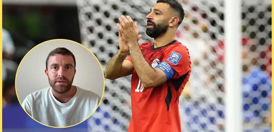 Jugador aplaudiendo durante un partido de fútbol