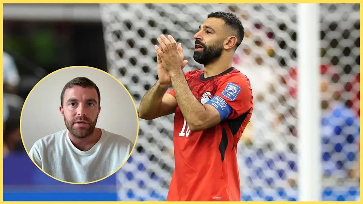 Jugador aplaudiendo durante un partido de fútbol